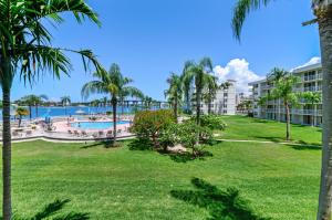 Una vista de la piscina del resort con palmeras. en St. Pete Isla Bahia Vista 12-245 2BD, en Tierra Verde