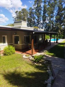 ein Haus mit einer Terrasse und einem Hof in der Unterkunft Los Tres Soles in Mar del Plata