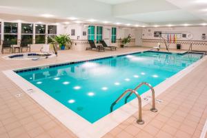 Bazén v ubytování Residence Inn Waynesboro nebo v jeho okolí