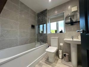 Ένα μπάνιο στο Spacious 4 bedroom house