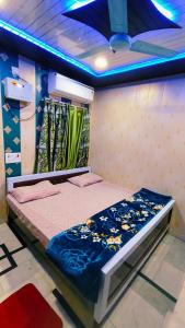 Llit o llits en una habitació de Hotel Raju Homestay Ayodhya 150 Meters from Shree Ram Janmbhoomi Temple 200 Meters from Ayodhya Dham Railway Station