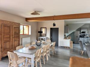 a kitchen and dining room with a table and chairs at Domaine des Vignes d'Hôtes in Bagnols