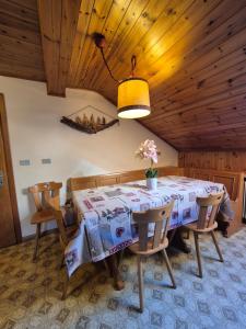 een eetkamer met een tafel en stoelen bij La Casa del Mulino in Pozza di Fassa