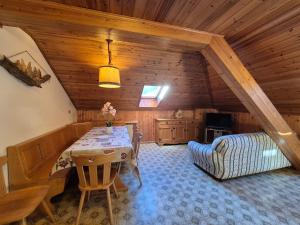 een eetkamer met een tafel en een bank in een hut bij La Casa del Mulino in Pozza di Fassa +15 foto's