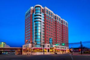un edificio alto rojo en una calle de la ciudad por la noche en Residence Inn by Marriott Alexandria Old Town South at Carlyle, en Alexandria