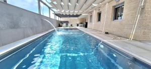 Bazén v ubytování Aqua Suite With Private Pool nebo v jeho okolí