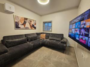 TV a/nebo společenská místnost v ubytování Aqua Suite With Private Pool