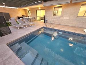 Bazén v ubytování Aqua Suite With Private Pool nebo v jeho okolí