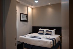 a bedroom with a bed with two towels on it at صبا أحد للشقق المخدومة - Saba ohod Serviced Apartments in Al Madinah +29 photos