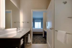 Postel nebo postele na pokoji v ubytování Residence Inn Waco South