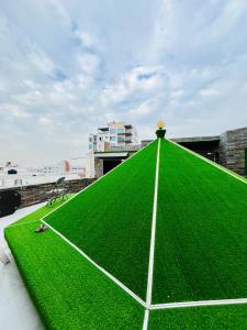 a green roof on top of a building at Hôtel Les Mamelles in Dakar