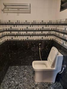 安君纳Ocean View Cottages的一间带卫生间和黑色墙壁的浴室