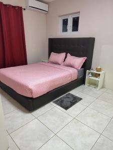 Postel nebo postele na pokoji v ubytování Cayenne home
