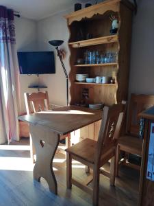 mesa de madera con silla, mesa y escritorio en Les Eglantines studio non adapté aux personnes avec des difficultés physiques, en Bolquere Pyrenees 2000