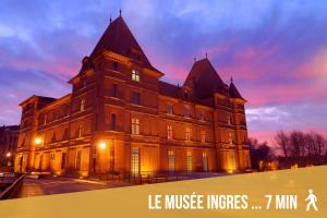 un gran edificio de ladrillo con las palabras "le music interestsiuses" en Le Lodge Central - Parking - Vue Piscine - By Montauban City, en Montauban