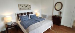 Ένα ή περισσότερα κρεβάτια σε δωμάτιο στο Maison de charme La Vallade