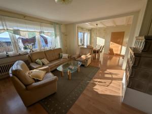 ein Wohnzimmer mit Sofa und Tisch in der Unterkunft Reiseglück in Künzell