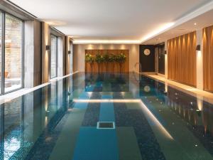 Bazén v ubytování Dormy House Hotel nebo v jeho okolí