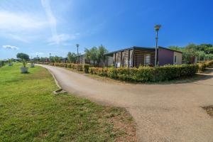 Eurocamp Mobile Homes Kastanija外面的花园