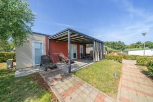 Eurocamp Mobile Homes Kastanija外面的花园