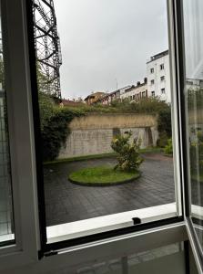 a window with a view of a bonsai tree at Habitación Centro de Oviedo in Oviedo