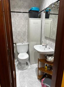 a bathroom with a toilet and a sink at Habitación Centro de Oviedo in Oviedo +11 photos