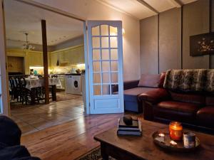 un salon avec un canapé et une table dans l'établissement Maison PRECEY, à Précey