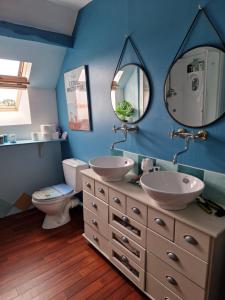 PréceyにあるMaison PRECEYのバスルーム(洗面台2台、トイレ付) +60枚の写真