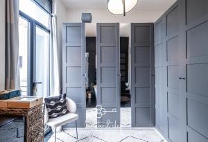 a room with a closet with a chair and a mirror at Maison avec terrasse parfaite pour les 24H et GP Moto in Le Mans +17 photos