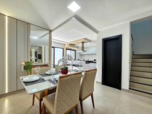 een eetkamer en keuken met een tafel en stoelen bij Sobrado novíssimo 3 quartos melhor bairro de foz in Foz do Iguaçu