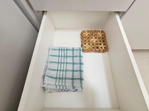 een zolderkamer met een tafel en een tapijt bij Sobrado novíssimo 3 quartos melhor bairro de foz in Foz do Iguaçu +45 foto's