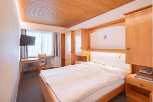 Postel nebo postele na pokoji v ubytování Hotel Parnass