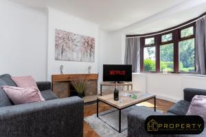 TV o dispositivi per l'intrattenimento presso Spacious 3 bed, 2 min from A1, Durham