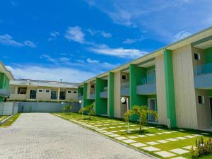 ポルト・セグロにあるApartamento NBのヤシの木が前に並ぶアパートメントビル