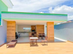 ポルト・セグロにあるApartamento NBのバルコニー(テーブル、椅子付)、キッチン