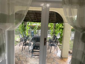 patio ze stołem i krzesłami na ganku w obiekcie Holiday Home 1 w Bibinje