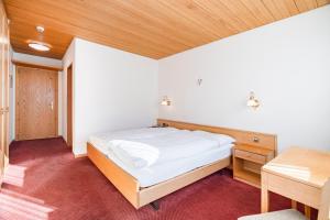 Postel nebo postele na pokoji v ubytování Hotel Parnass
