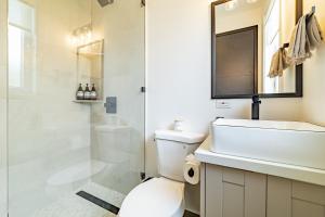 une salle de bain avec toilettes, lavabo et douche dans l'établissement Coral Reef Casa with Private Hot Tub and Pool at Mahogany Bay, à San Pedro 24 autres photos