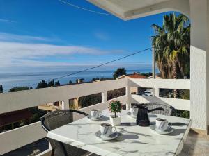 巴尔KIWI的阳台上的桌子上放着杯子和鲜花