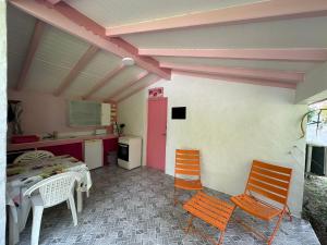 a room with a kitchen and a table and chairs at Gwada Rêves in Sainte-Anne