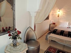 Rúm í herbergi á Riad Nirvana