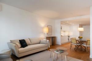 una sala de estar con un sofá y una mesa en Acqua Residence I by An Island Apart, en Funchal 29 fotos más
