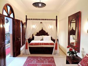 Rúm í herbergi á Riad Nirvana