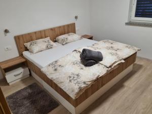 Un dormitorio con una cama con una bolsa negra. en Ten villages, en Žirovnica