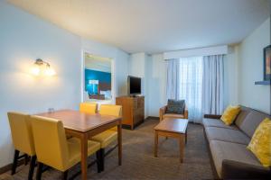 Televisyen dan/atau pusat hiburan di Residence Inn by Marriott Salisbury