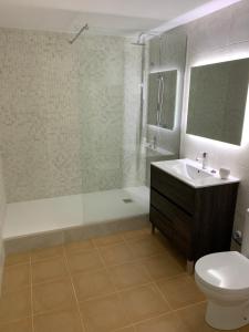 Kúpeľňa v ubytovaní Modern Apartment Near Beach + 35 fotografií