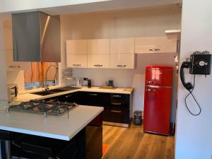 cocina con nevera roja y encimera en Casa LEA, en Luino