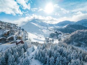 una estación de esquí en las montañas con árboles nevados en Sam's Getaway, en Mondovì