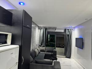 TV a/nebo společenská místnost v ubytování Maha Beach Cabo Negro Duplex 6 person