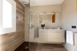 a bathroom with a sink and a shower at Mallorca Casa Mar Blava in Llucmajor